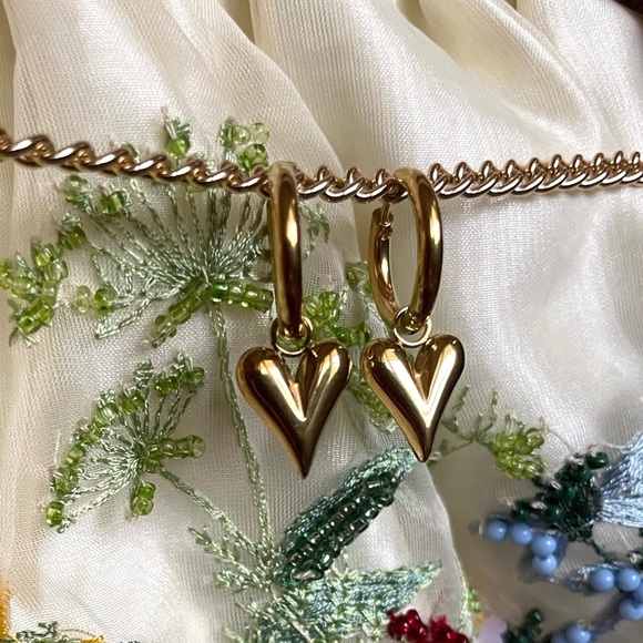 ✨Anthropolgie Cupello Heart Earrings - Picture 2 of 2